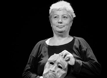 Paola Piizi with  expressive mask 